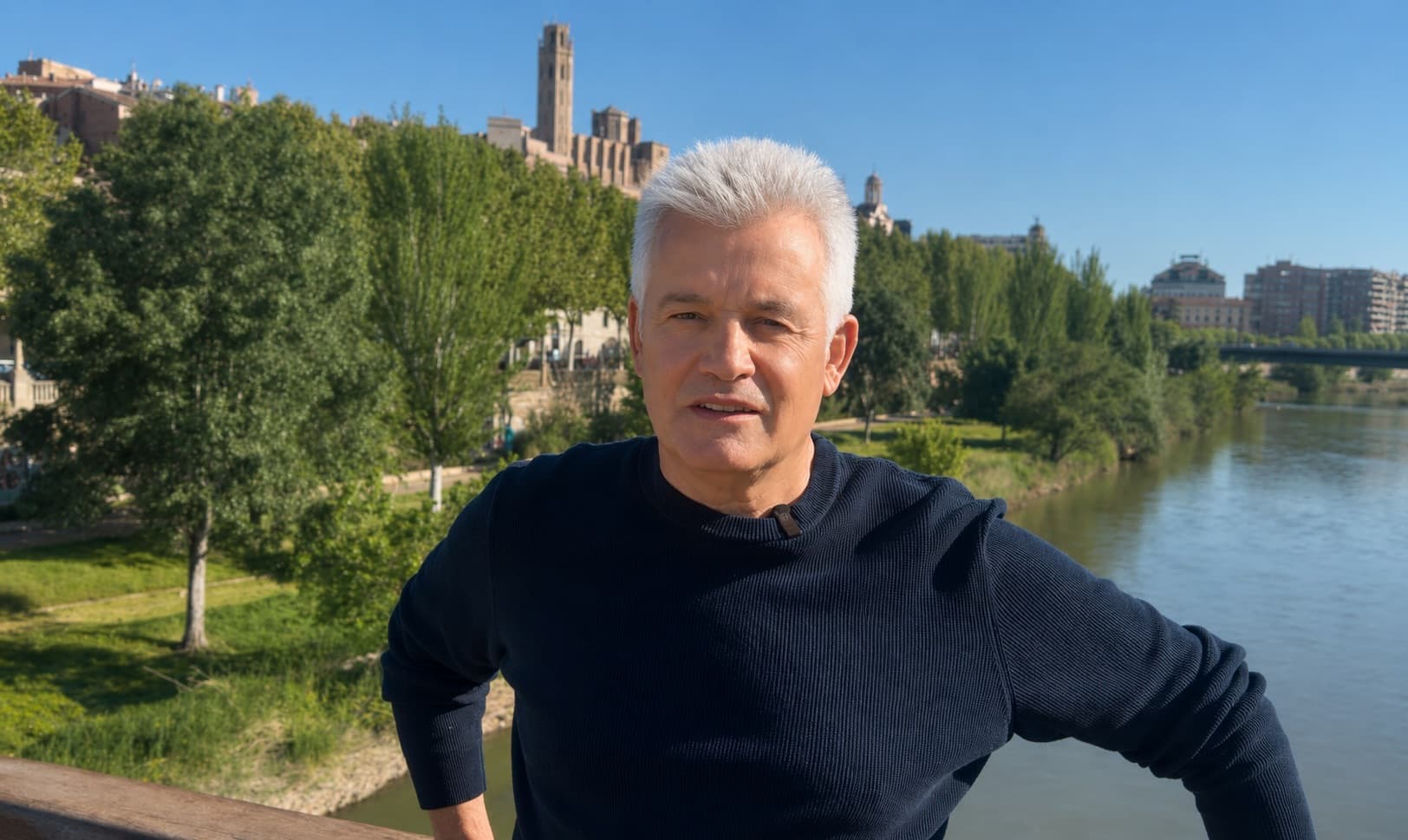 Enric en Lleida, junto al río Segre, con la Seu Vella al fondo